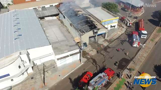 Imagens de drone mostram o maior incêndio deste ano, segundo os Bombeiros