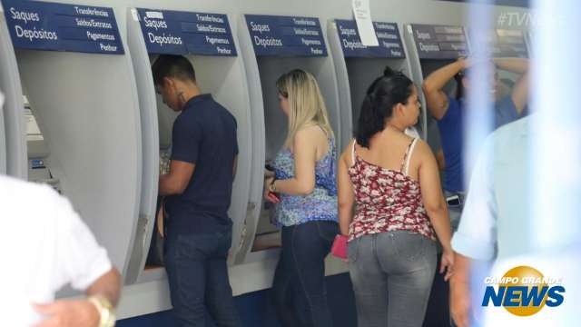 Para receber abono salarial, trabalhadores correm até agência da Caixa