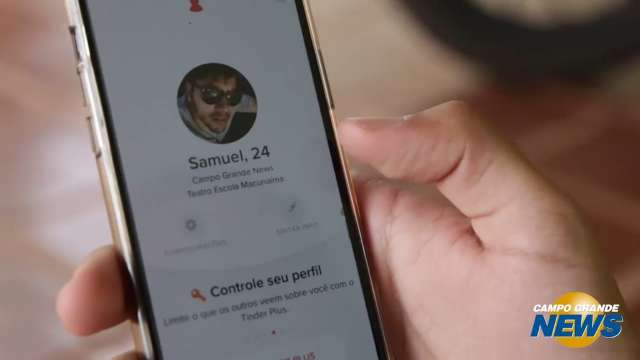 Perseguidas pela música do momento, o que não falta é Jenifer no Tinder por aqui