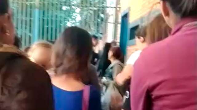 Mulheres reclamam de fila na porta de presídio