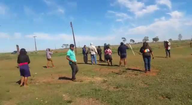 Imagens mostram clima de tensão em fazenda invadida por índios em Caarapó