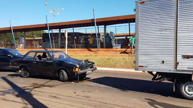 Acidente envolvendo 2 veículos tem  motorista com muleta e condutor embriagado