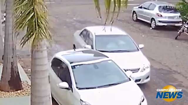 Câmera flagra momento em que carro colide em veículo estacionado