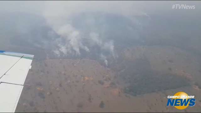 Bombeiros sobrevoam área de incêndio no Pantanal