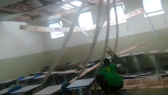 Vídeo feito por aluno mostra temporal destelhando escola em Bandeirantes