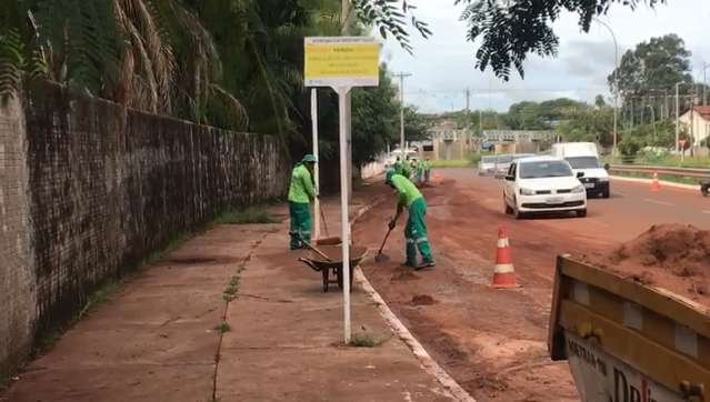 Equipes retiram sujeira deixada pela chuva na Ernesto Geisel