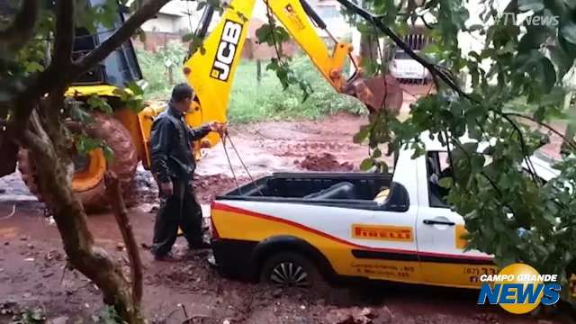 Vídeo mostra retroescavadeira tirando lama de Rua Platina