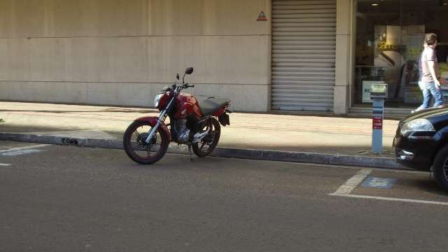 Com flagrantes, veja a forma correta de estacionar uma moto no Centro