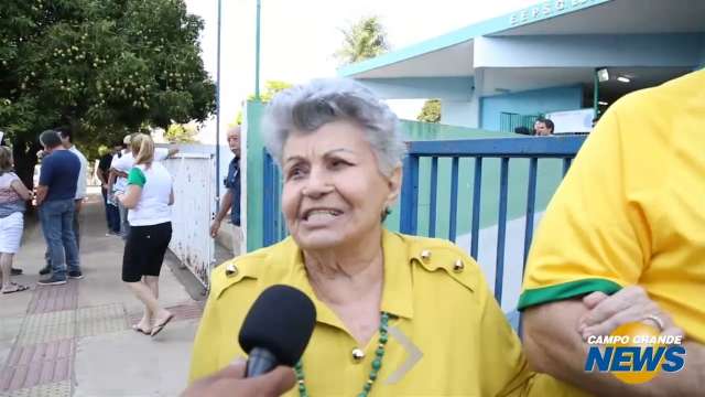 Sem obrigação, eleitores idosos fazem questão de votar