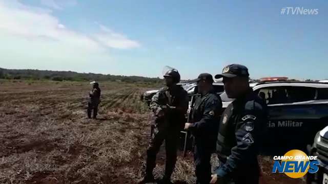 Policiais são recebidos com pedras e flechas em área de conflito