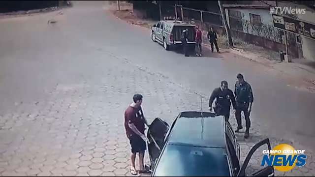 Vídeo mostra policiais do DOF levando irmãos desaparecidos na fronteira