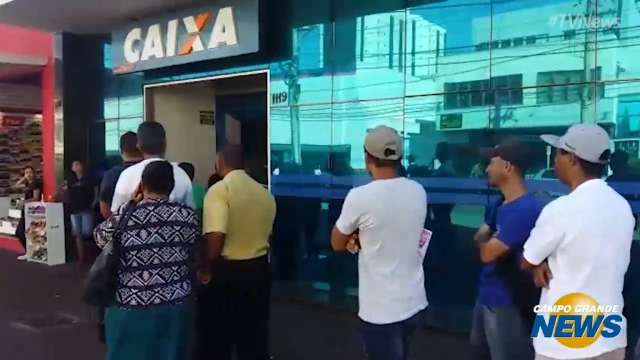 População forma fila quilométrica em agências da Caixa para saque do FGTS