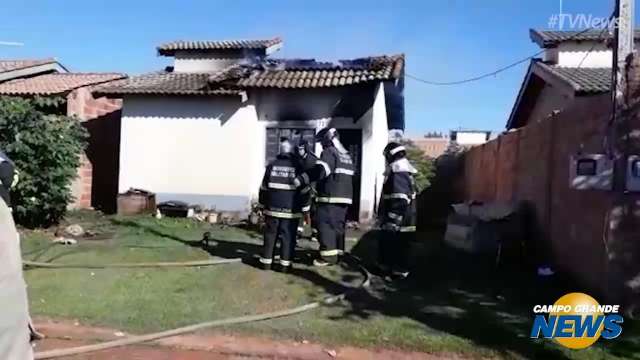 Idosa fica ferida em incêndio no Bairro José Maksoud, na região das Moreninhas