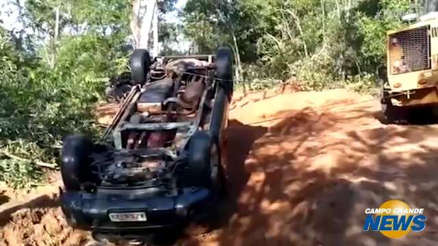 Bombeiros retiram caminhonete de rio em Nova Alvorada do Sul