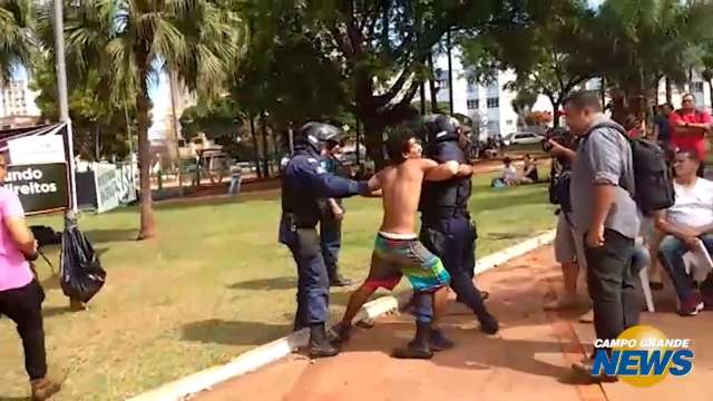 Protesto na Praça do Rádio teve teatro e confusão; assista