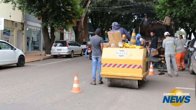 Sem o apoio dos órgãos de trânsito, trabalhadores arriscam a vida no tapa-buraco