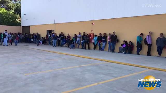 Supermercado amanhece com fila gigante de candidatos em busca de emprego