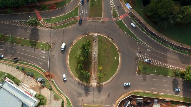 Maior gargalo do trânsito, movimento na rotatória da Via Parque parece feriado