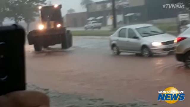 Trânsito fica complicado após chuva na Avenida Gunter Hans