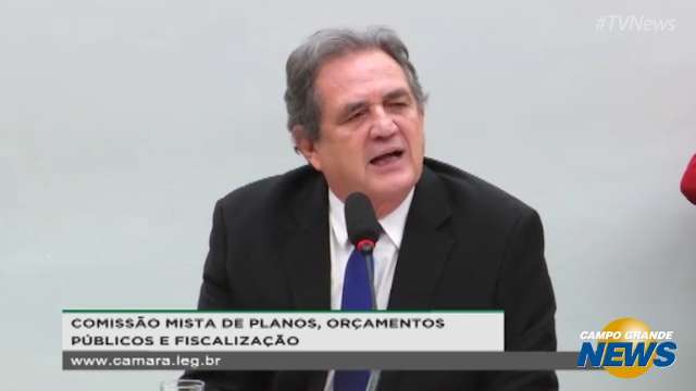 Com 36 anos de vida pública e emocionado, Moka se despede do Senado