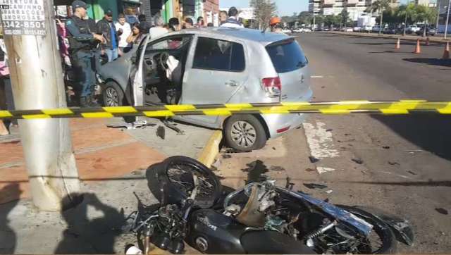 Acidente entre carro e moto deixa dois feridos e trânsito lento em avenida