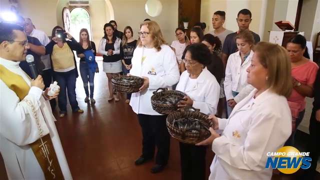 Pais e alunos lotam missa que abençoa canetas do Enem