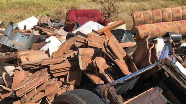 Lixo acumulado em terreno baldio incomoda moradores no Portal da Lagoa