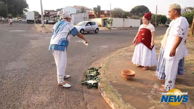 Instituto Afro Candomblé entregando oferenda na encruzilhada