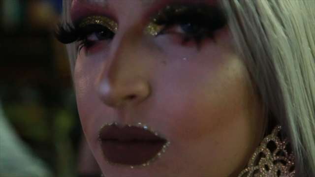 Até quem não vai se montar quer aprender os truques da maquiagem drag queen