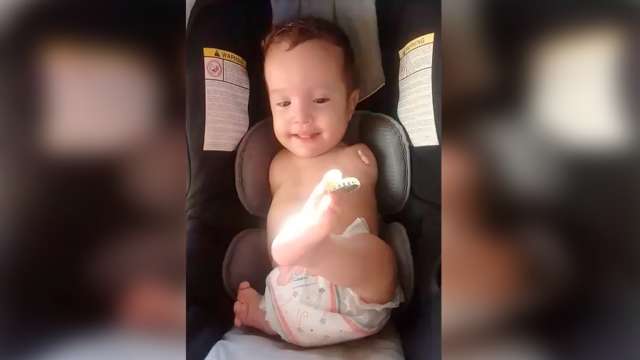 Com síndrome rara, bebê brinca e é só sorrisos com a mãe e a avó