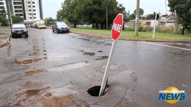 No Marabá, moradores colocam placa de PARE em buraco