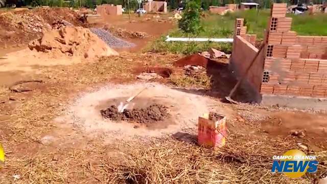 Em área invadida, uma casa de alvenaria é construída por dia