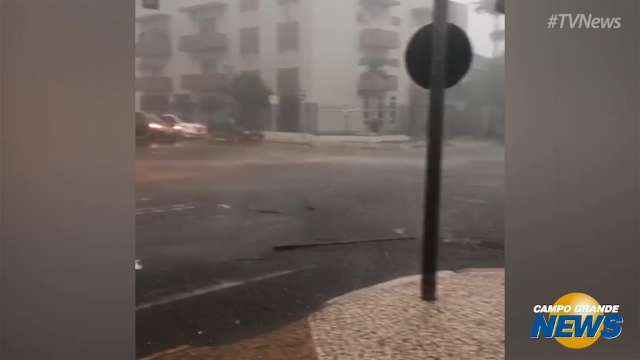 Chuva e ventania fazem estragos em Campo Grande