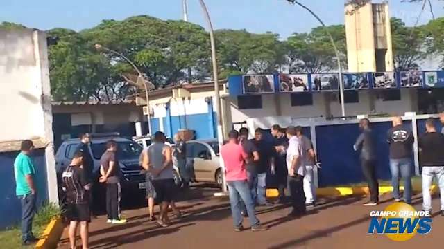 Vídeo mostra tensão entre comandante da PM e policiais aquartelados em Dourados