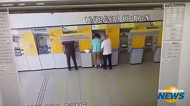 Câmeras flagraram golpistas abordando idosos em banco