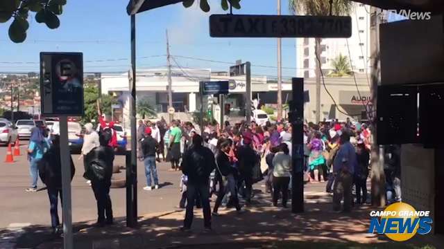 Com ordem de desocupação, moradores de invasão protestam na Afonso Pena