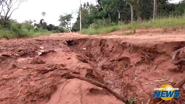 Em bairro sem asfalto, morador já gastou R$ 2 mil para entrar em casa