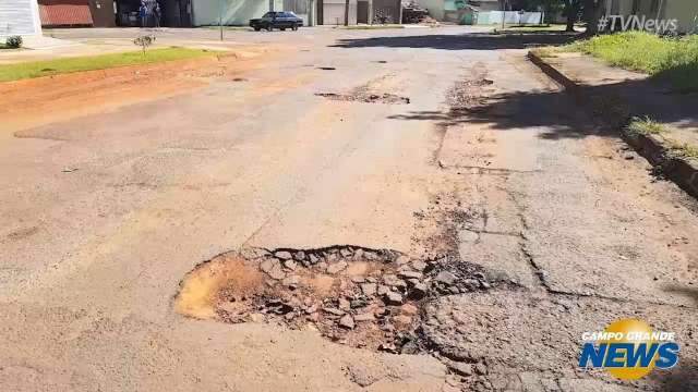 Tapa-buraco &#34;esquece&#34; crateras em bairro que já foi atendido pelo serviço