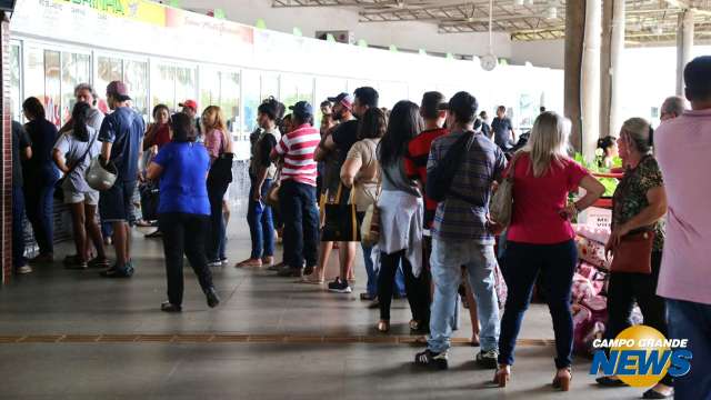 AO VIVO: Viajantes lotam rodoviária para ver o novo ano chegar longe de casa