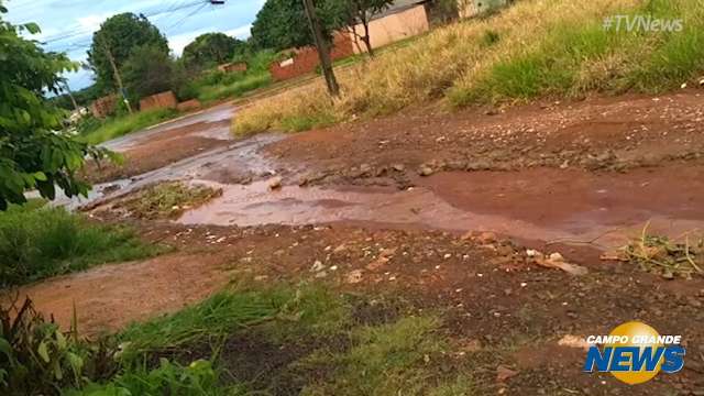 Morador reclama de rua sem asfalto intransitável em dias de chuva