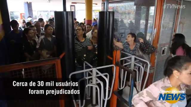 Engarrafamentos, atrasos, ônibus lotados e escolas vazias; o dia em imagens