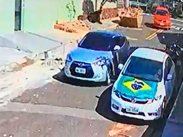 Câmera de segurança gravou Veloster em rua próxima a local de assalto