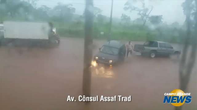 Chuva alaga ruas e obriga motoristas a abandonar veículos