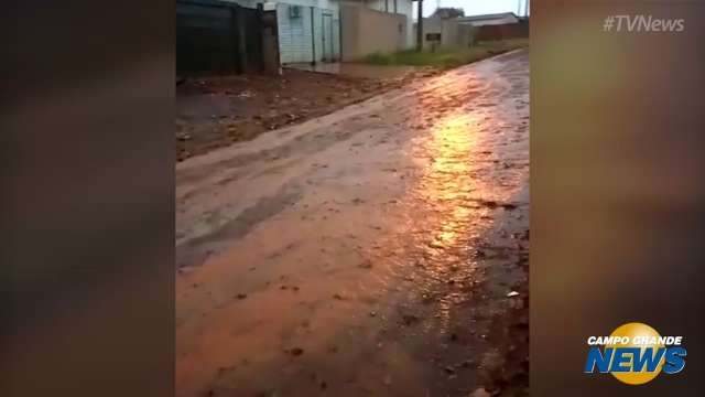 Chuva alaga ruas e deixa moradores do Jardim Vitória isolados