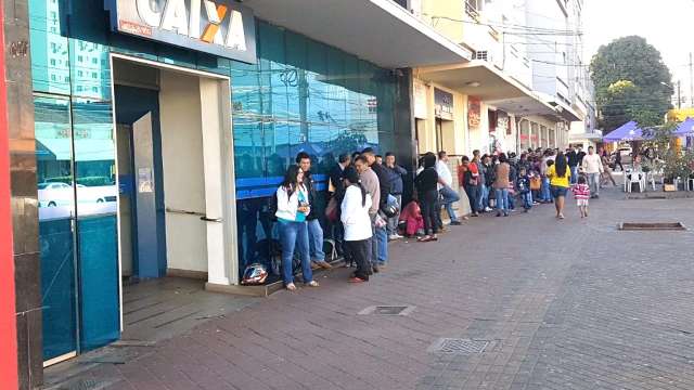 Pessoas fazem fila em frente a Caixa para saque do último lote do FGTS