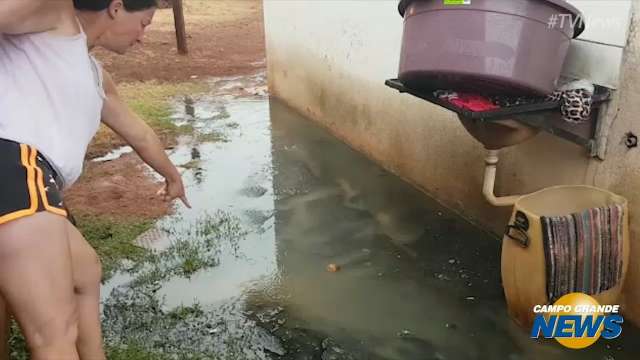 Esgoto invade casa de morada na Vila Fernanda durante a chuva