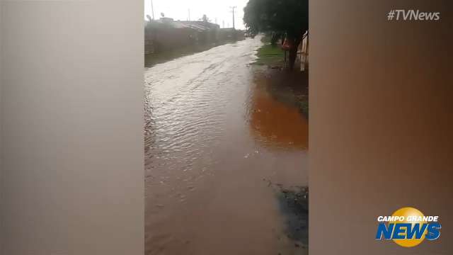 Chuva deixa ruas do portal Caiobá intransitáveis