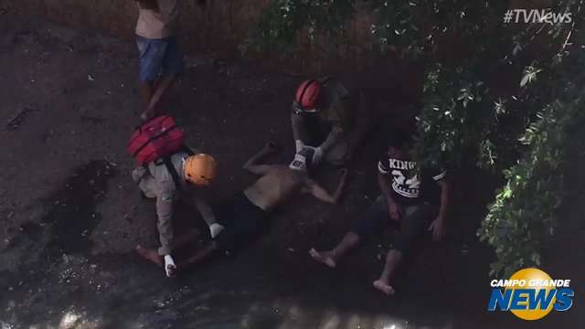 Corpo de Bombeiros resgata vítimas que caíram em córrego