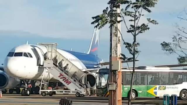 Passageiros são retirados de avião que veio do Peru