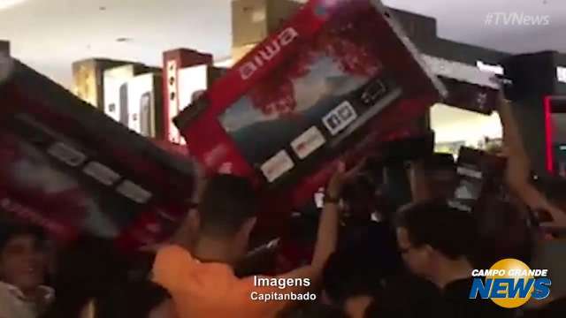 Empurra-empurra e fila quilométrica no Black Friday da Fronteira